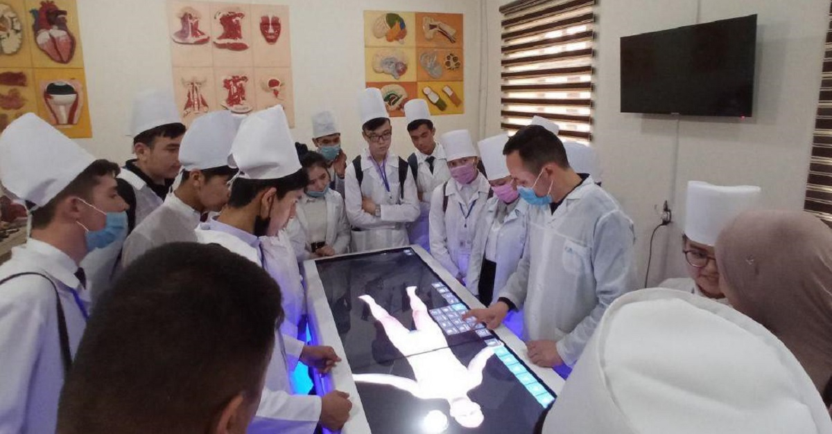 Pupils of an academic lyceum embrace fundamental medicine