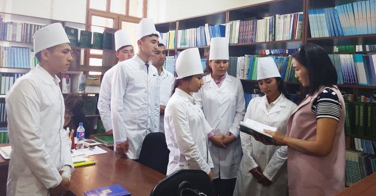 A study tour to the institute's library for first-year students