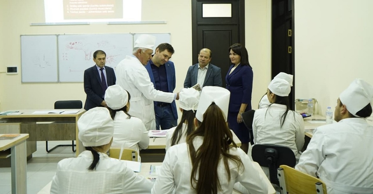 Boshqird davlat tibbiyot universiteti professori SamDTI talabalariga dars bermoqda