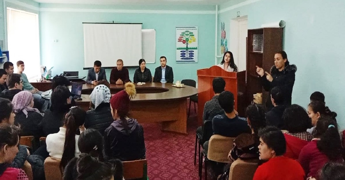 ​Ixtisoslashgan kasb-hunar maktabida davra suhbati oʻtkazildi