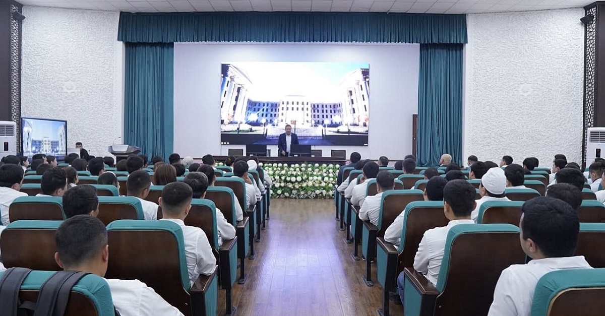 The rector held a meeting with the institute's graduates.