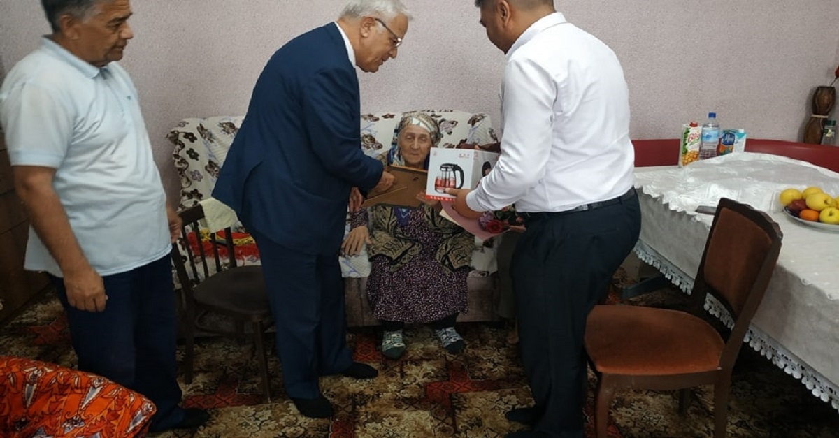 University staff visit homes of honoured workers on the eve of Remembrance and Honour Day