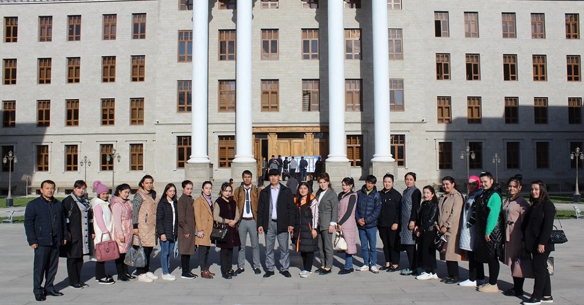 A group of graduates of the medical college visited the university