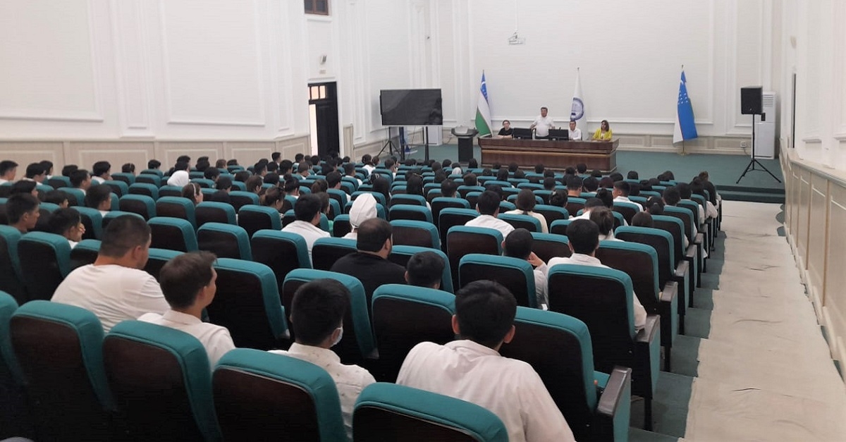 Meeting of the dean and students of the faculty of joint education