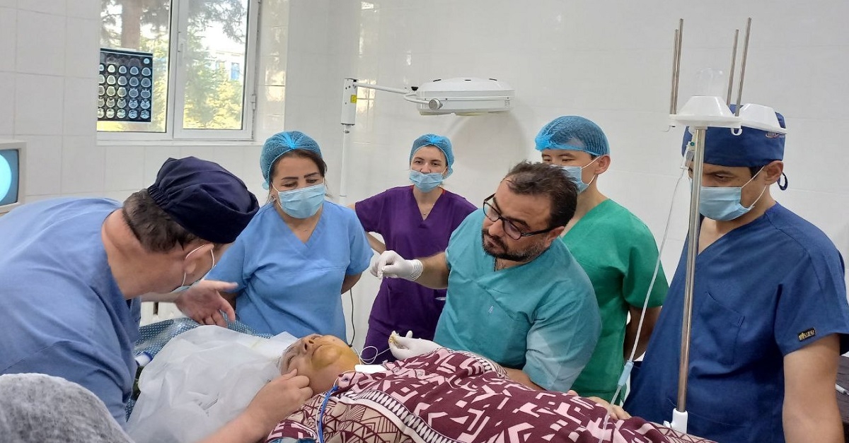 ​SamDTUda xorijiy mutaxassis ishtirokida yuqori texnologiyalik neyroxirurgik operatsiya oʻtkazildi
