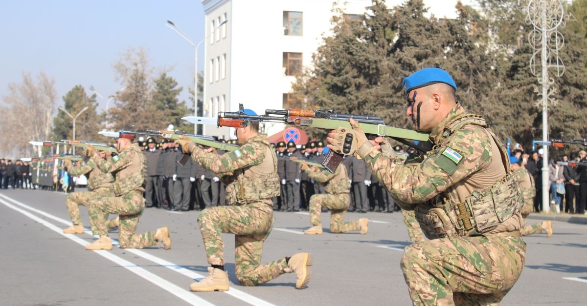 ​Samarqand shahrida harbiylar va kuch tuzilmalarining bayramona jangovar yurishi o‘tkazildi